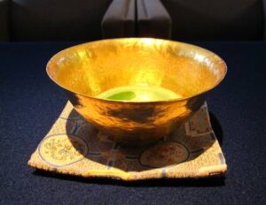 驚愕!180万円の純金製茶わんが400万円で転売される